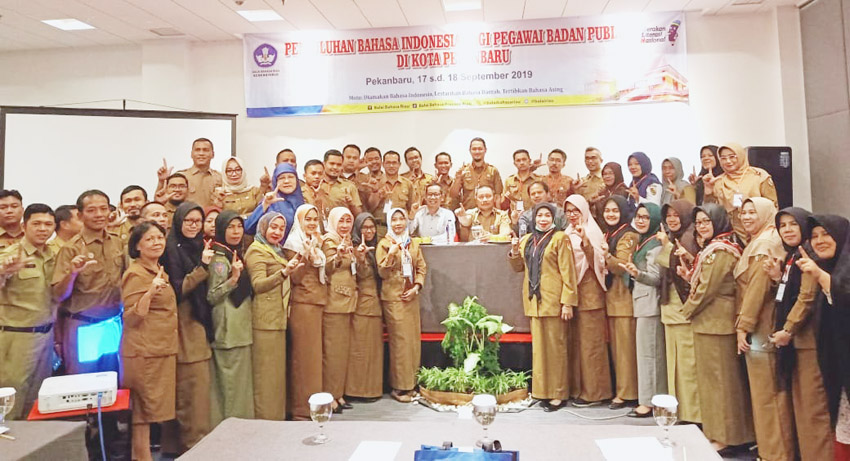Peserta berfoto bersama dengan panitia dan narasumber dalam acara Penyuluhan Bahasa Indonesia bagi Pegawai Badan Publik di Hotel Ayola, Pekanbaru, Selasa (17/9/2019). (BALAI BAHASA FOR RIAUPOS.CO)